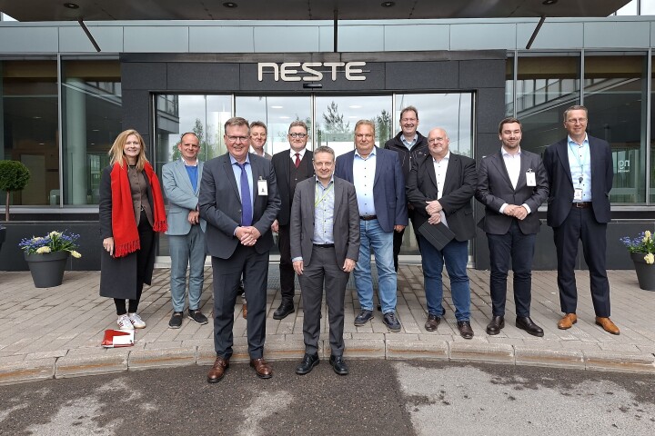 Gruppenfoto der Delegation mit Mitarbeitern des Energie- und Raffineriekonzerns Neste