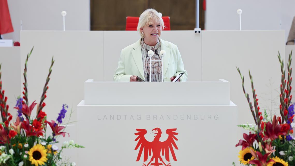 Landtagspräsidentin Prof. Dr. Ulrike Liedtke begrüßte zur Festveranstaltung und dankte den Engagierten für ihren Einsatz.