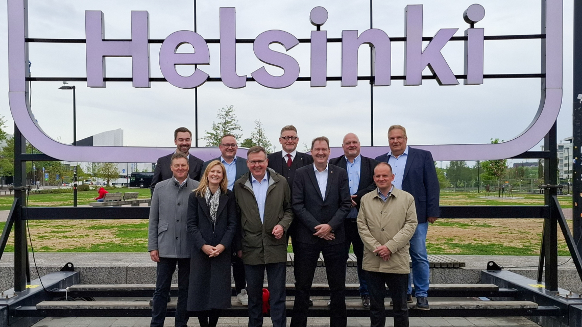 Der Vorsitzende Johannes Funke (3.v.li. vorne) und weitere Ausschussmitglieder sowie ein Vertreter der Landesregierung beim Besuch in der finnischen Hauptstadt.