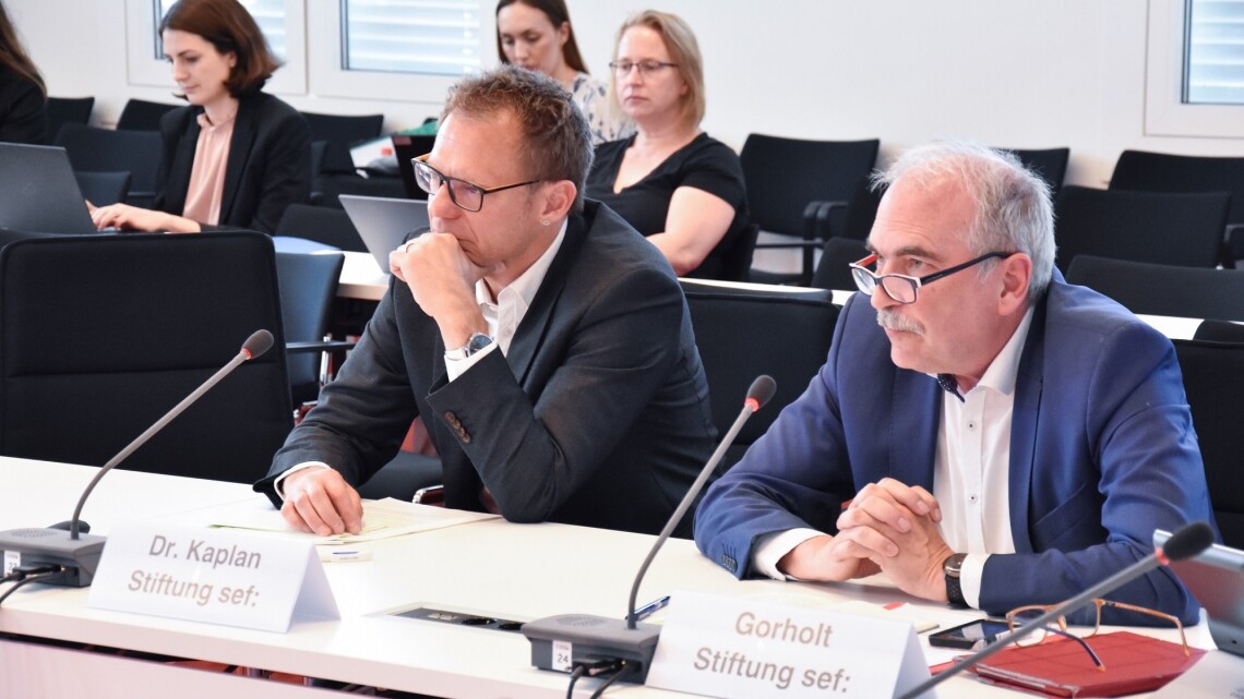 Geschäftsführer der Stiftung Entwicklung und Frieden Dr. Marcus Kaplan (l.) und Martin Gorholt (r.), Staatssekretär a. D. und stellvertretender Vorstandsvorsitzender der Stiftung Entwicklung und Frieden in der Sitzung des Ausschusses für Europaangelegenheiten und Entwicklungspolitik