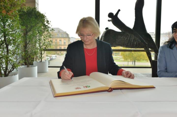 Landtagspräsidentin Prof. Dr. Ulrike Liedtke beim Unterzeichnen des Vertrags zum gemeinsamen Versorgungswerk