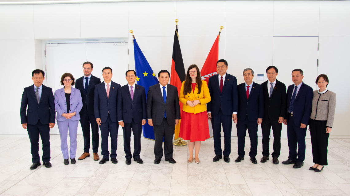 Landtagsvizepräsidentin Dr. Jouleen Gruhn (6. v. r.) empfing, in Vertretung der Präsidentin, eine Delegation aus Vietnam.