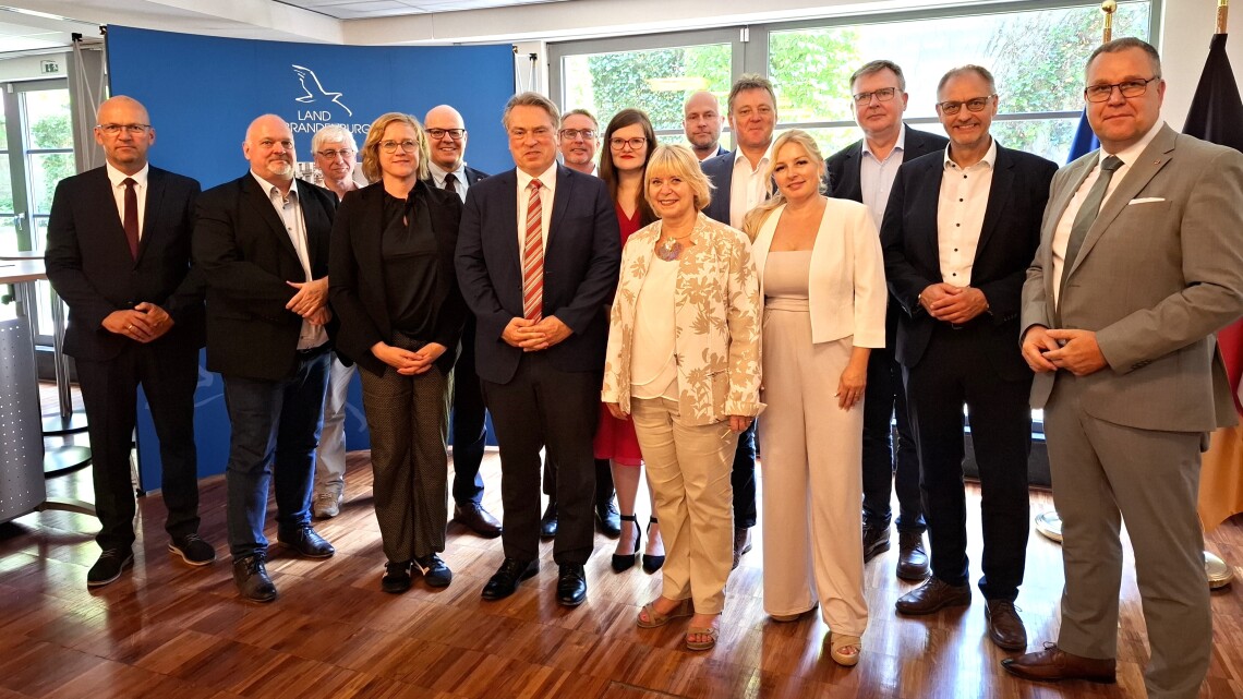 Präsidentin und Ausschussvorsitzende beim Treffen mit dem Ständigen Vertreter Deutschlands bei der EU, Botschafter Thomas Ossowski. 
