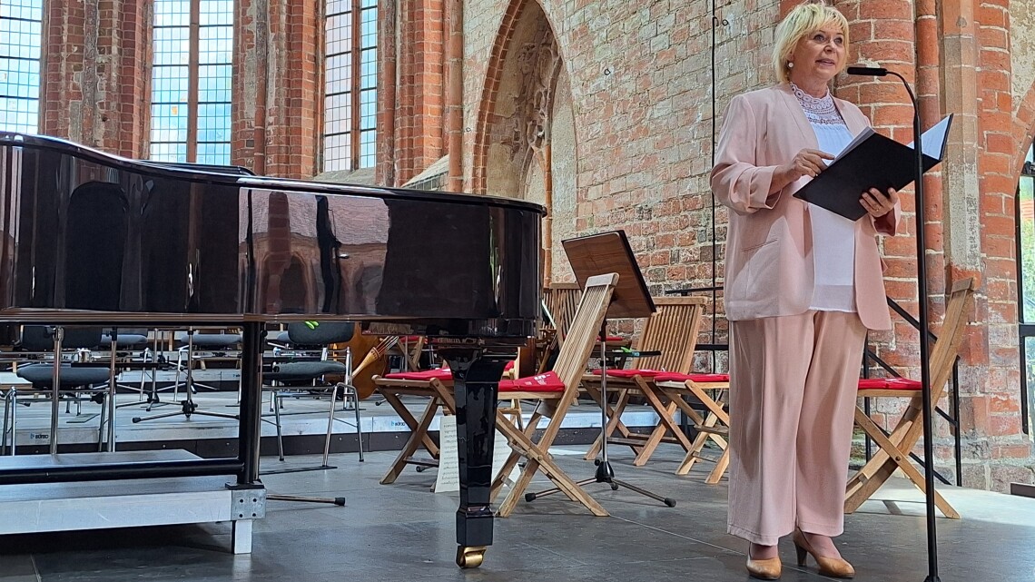 Landtagspräsidentin Prof. Dr. Ulrike Liedtke hält die Gedenkrede für den verstorbenen Dirigenten Dr. Peter Gülke.
