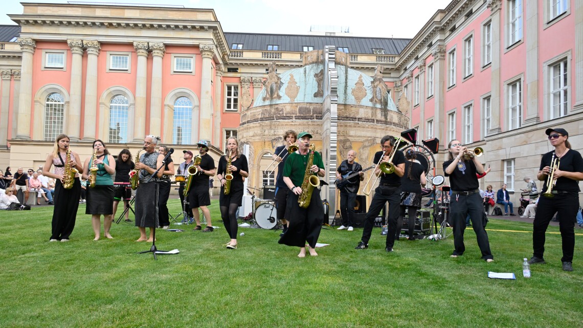 Auftritt des KAMA Orchestra im Innenhof des Landtages