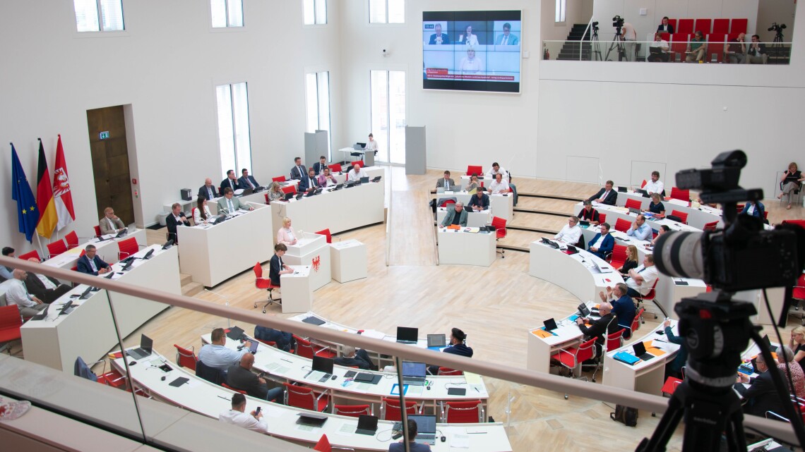 Blick in den Plenarsaal während der Debatte zur Einsetzung eines Bürgerrates „Zukunft des öffentlich-rechtlichen Rundfunks"