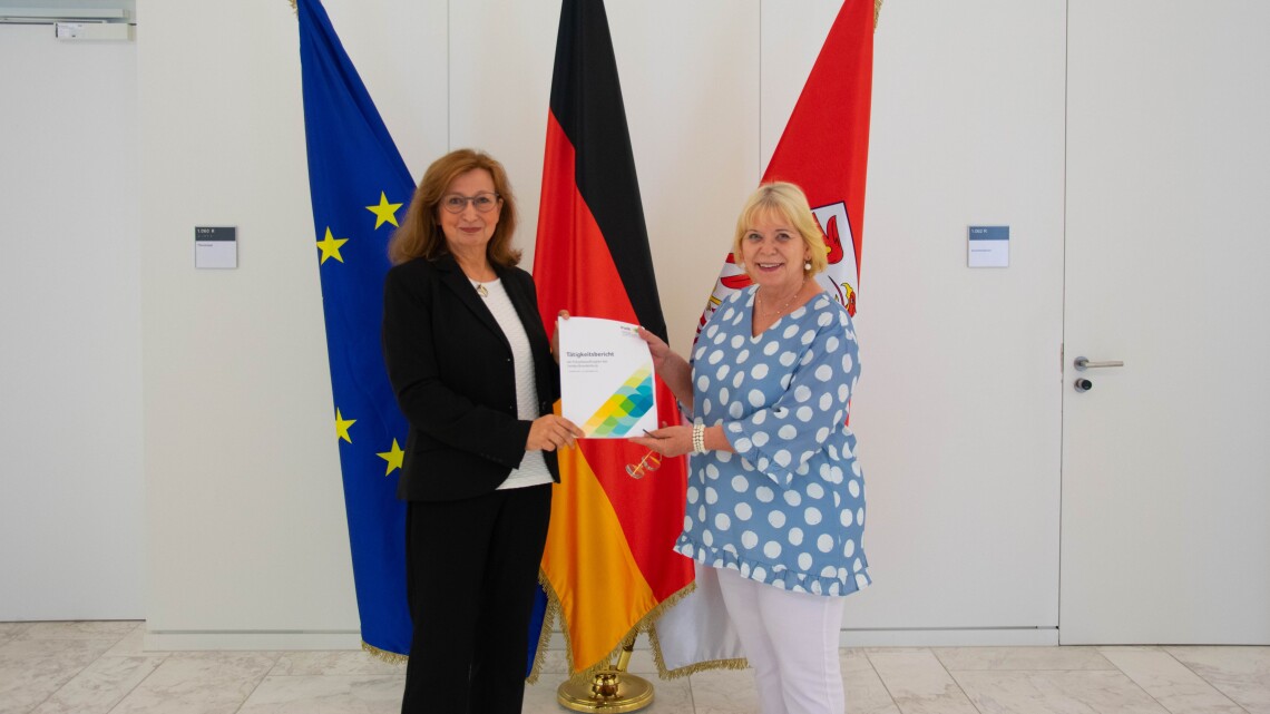 Landtagspräsidentin Prof. Dr. Ulrike Liedtke (r.) nimmt Tätigkeitsbericht von der Beauftragten für Polizeiangelegenheiten des Landes Brandenburg Inka Gossmann-Reetz (l.) entgegen.