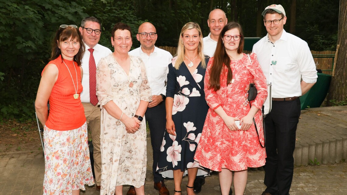 Landtagsvizepräsidentin Dr. Jouleen Gruhn (2.v.r.) nahm am Jahresfest der Hoffnungstaler Stiftung im Bernauer Ortsteil Lobetal teil, zusammen mit den Geschäftsführerinnen der Stiftung, Dr. Melanie Beiner und Jeannette Pella, und der Landtagsabgeordneten Martina Maxi Schmidt (vorne v.l.n.r.) sowie dem Bernauer Bürgermeister André Stahl, Sozialstaatssekretär Dr. Johannes Wagner und den Vorständen der v. Bodelschwinghschen Stiftungen Bethel, Pastor Dr. Bartolt Haase und Dr. Simon Stark (hinten v.l.n.r.).