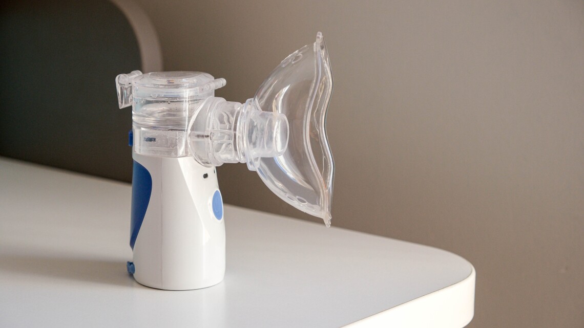 Inhalationsgerät mit Vernebler zur Behandlung von Atemwegserkrankungen