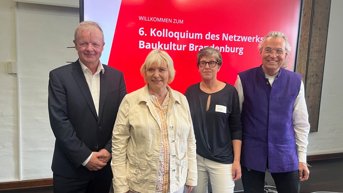 Abteilungsleiter V2 vom Ministerium für Infrastruktur und Landesplanung, Stefan Bruch, Landtagspräsidentin Prof. Dr. Ulrike Liedtke, Mitglied der Brandenburgischen Architektenkammer Uta Zerjeski und Präsident der Brandenburgischen Architektenkammer Andreas Rieger (v.l.n.r.)