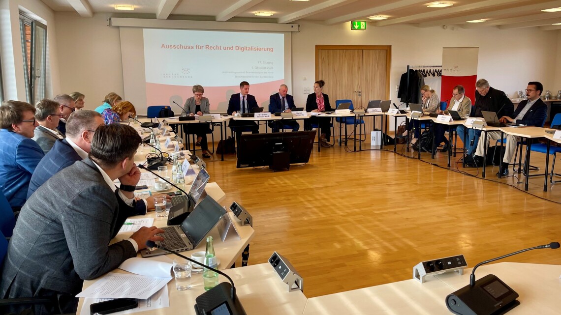 Der Ausschuss für Recht und Digitalisierung bei seiner auswärtigen Sitzung in Brandenburg an der Havel.
