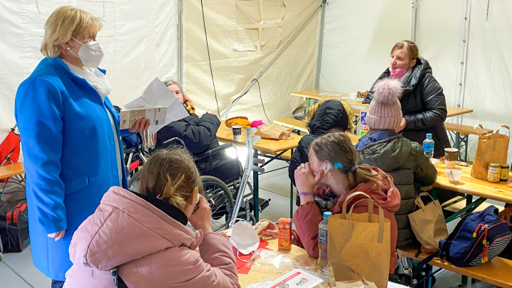 Landtagspräsidentin Prof. Dr. Ulrike Liedtke (l.) im Gespräch mit geflüchteten Ukrainerinnen