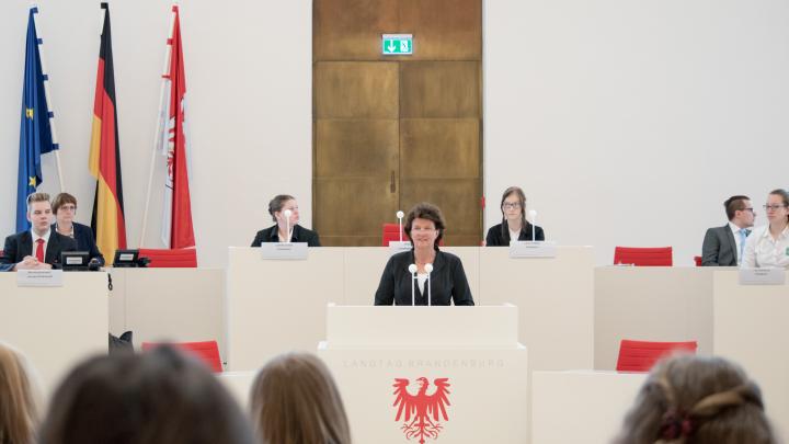 Landtagspräsidentin Britta Stark begrüßt rund 65 Schülerinnen und Schüler aus Pritzwalk zu ihrer mittlerweile 13. Plenarsimulation im Landtag.