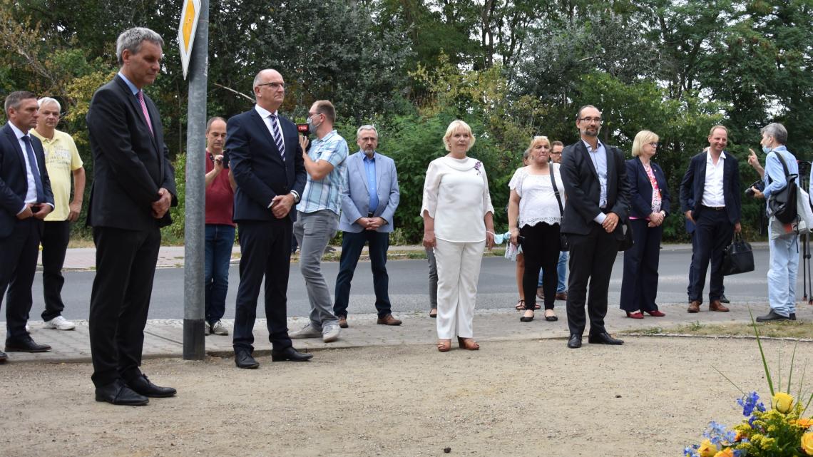 Gedenken am Gedenkkreuz in der Neuruppiner Straße in Berlin-Zehlendorf