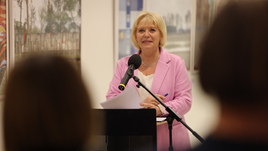 Landtagspräsidentin Prof. Dr. Ulrike Liedtke begrüßt zur Ausstellungseröffnung in der Lobby des Landtages.