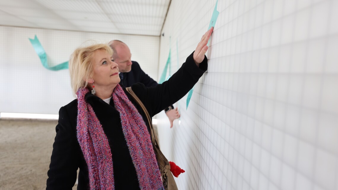 Landtagspräsidentin Prof. Dr. Ulrike Liedtke vor der Tap-Art-Installation im Innenraum des zentralen Gedenkortes „Station Z“.