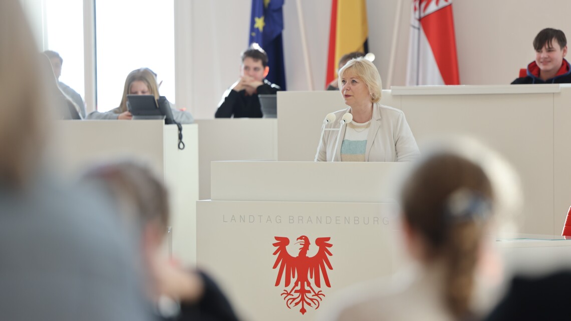 Landtagspräsidentin und Schirmfrau des Safer Internet Days Prof. Dr. Ulrike Liedtke begrüßt die Schülerinnen und Schüler im Landtag Brandenburg