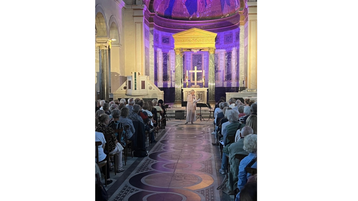 Landtagspräsidentin Prof. Dr. Ulrike Liedtke eröffnet das Benefizkonzert der Serviceclubs Potsdam in der Friedenskirche.