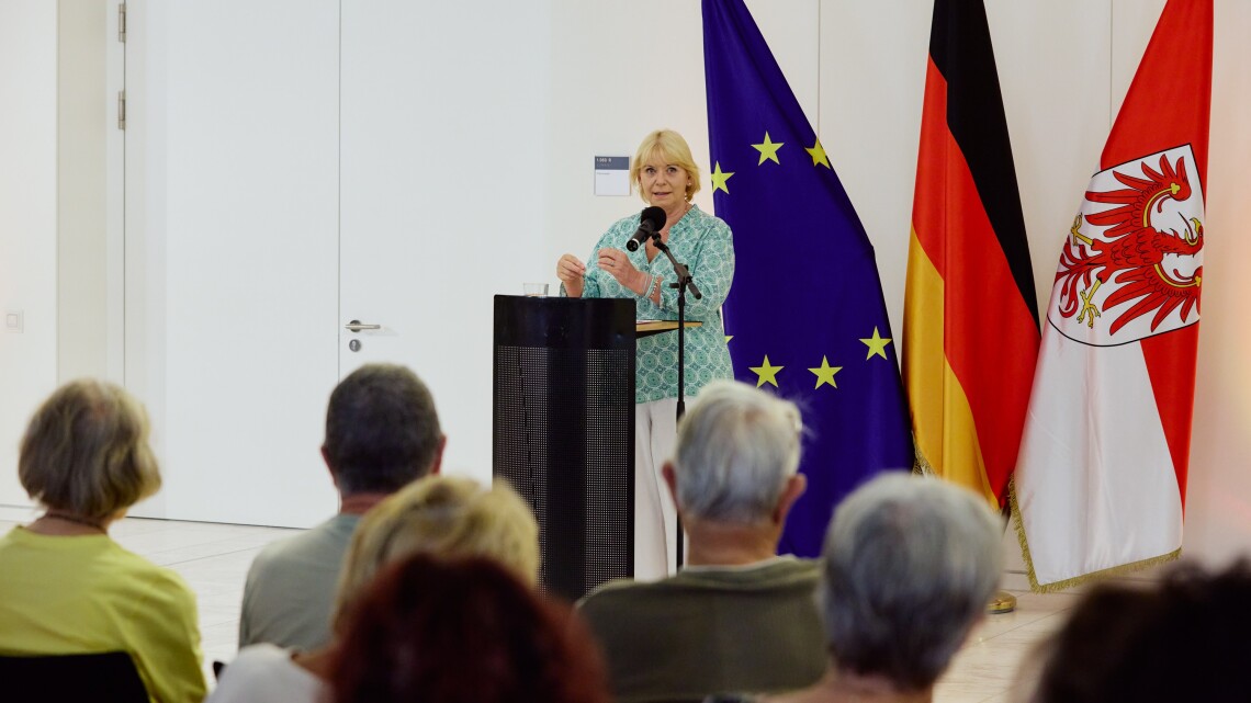 Landtagspräsidentin Prof. Dr. Ulrike Liedtke begrüßt die Gäste zur dritten Veranstaltung „Kunst zur Zeit 2026“ im Landtag