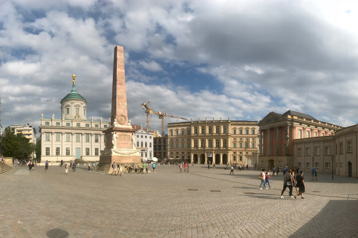 Blick über den Alten Markt von Nordwesten mit Altem Rathaus (Potsdam Museum), Obelisk, Museum Barberini und Landtagsgebäude (v. l. n. r.)