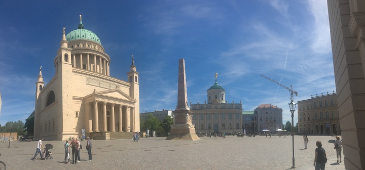 Alter Markt mit St. Nikolaikirche, Obelisk, Altem Rathaus (Potsdam Museum), Museum Barberini und Landtagsgebäude (v. l. n. r.)