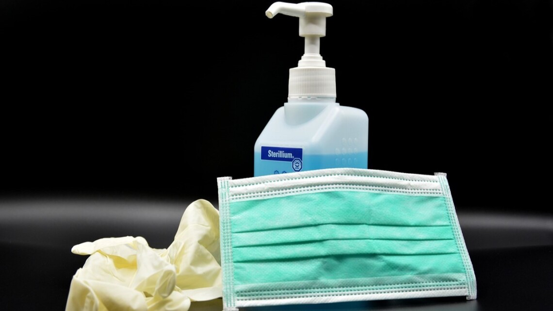 Einmalhandschuhe, Mundschutz und Desinfektionsmittel (Symbolbild)