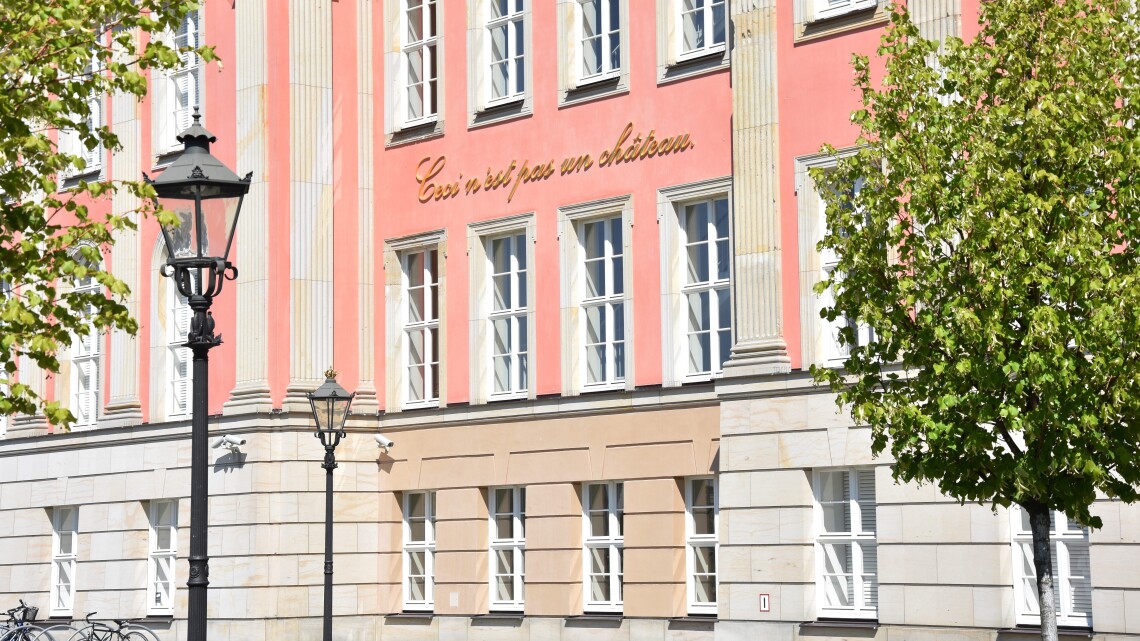 Westfassade mit dem Schriftzug „Ceci n’est pas un château.“ 