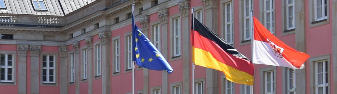 Flaggen auf dem Innenhof des Landtages