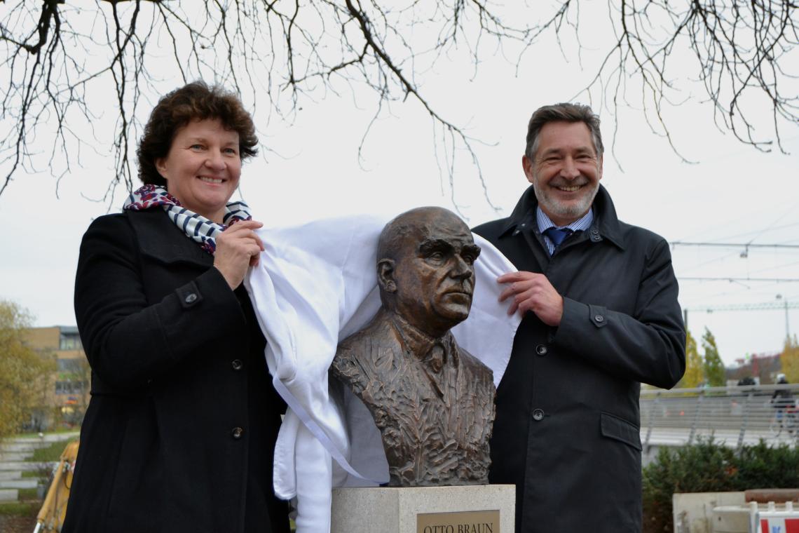 Landtagspräsidentin Britta Stark und Potsdams Oberbürgermeister Jann Jakobs enthüllen feierlich die Otto Braun-Büste auf dem Otto-Braun-Platz am Havelufer zwischen der Langen Brücke und dem neuen Landtag.