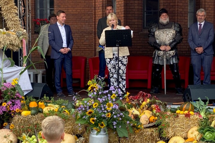 Grußwort der Landtagspräsidentin Prof. Dr. Ulrike Liedtke. V. l. n. r.: Bürgermeister der Stadt Perleberg Axel Schmidt, Landtagspräsidentin Prof. Dr. Ulrike Liedtke, der „Roland“ von Perleberg und der Minister für Landwirtschaft, Umwelt und Klimaschutz Axel Vogel.