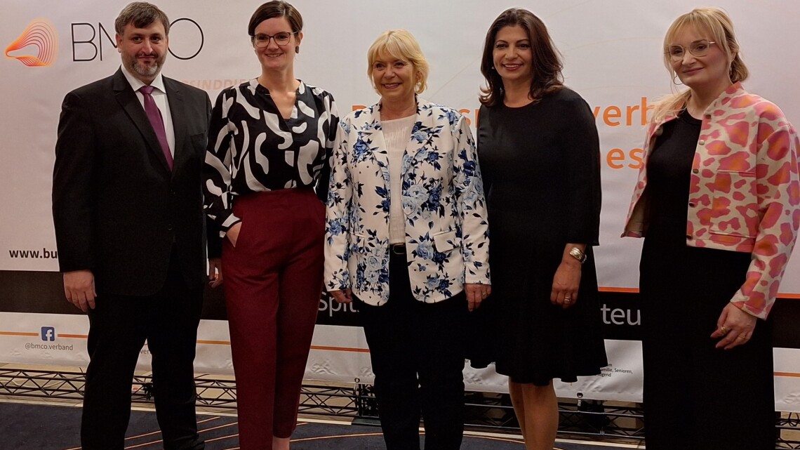 Landtagspräsidentin Prof. Dr. Ulrike Liedtke (m.) mit der BMCO-Präsidentin Derya Türk-Nachbaur (2. v. r.) und weiteren Vertreterinnen und Vertretern des Bundesmusikverbandes.
