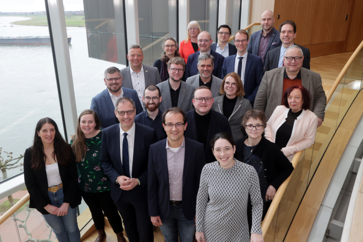 Gruppenfoto der Mitglieder des Ausschusses für Wirtschaft, Industrie, Klimaschutz und Energie des Landtags NRW und des SLausitz