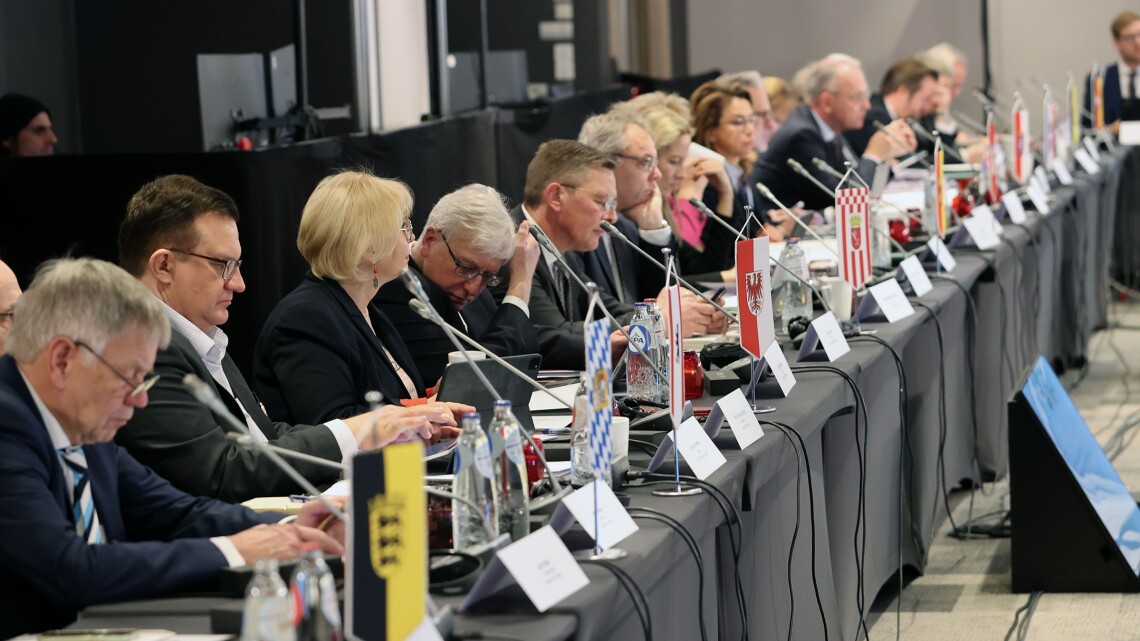 Landtagspräsidentin Prof. Dr. Ulrike Liedtke (3. v. l.) bei der Landtagspräsidentenkonferenz in Brüssel.