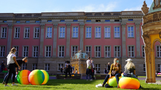 Regenbogenbälle im Innenhof des Landtages zum Einheitsfest am 3./04.10.2020.