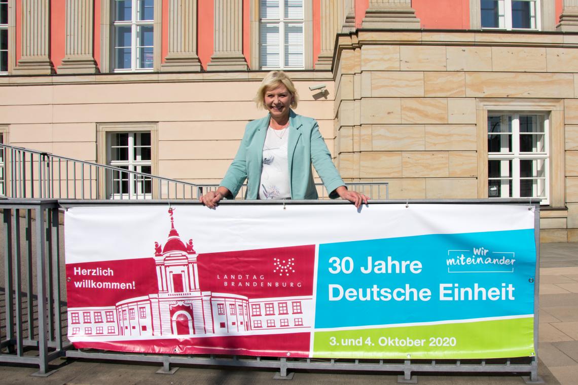 Landtagspräsidentin Prof. Dr. Ulrike Liedtke präsentierte an der Kutschauffahrt des Parlaments die Banner, die zum Besuch des Landtages am 3. und 4. Oktober einladen.