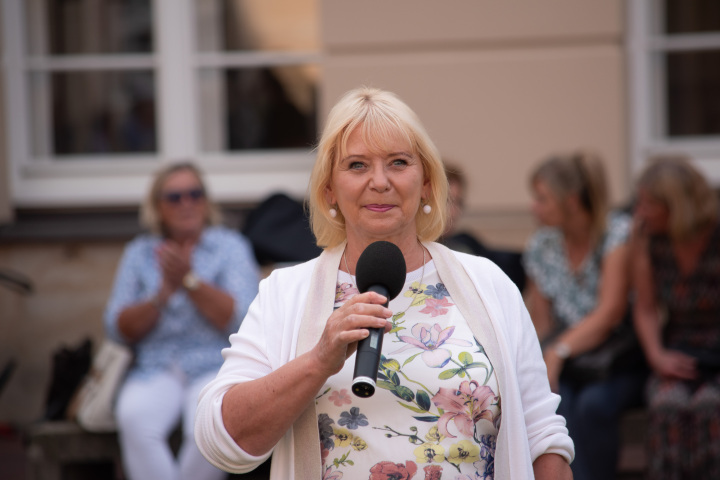 Begrüßung der Landtagspräsidentin Prof. Dr. Ulrike Liedtke zur vierten Veranstaltung „Kunst zur Zeit 2024“ im Innenhof des Landtages.