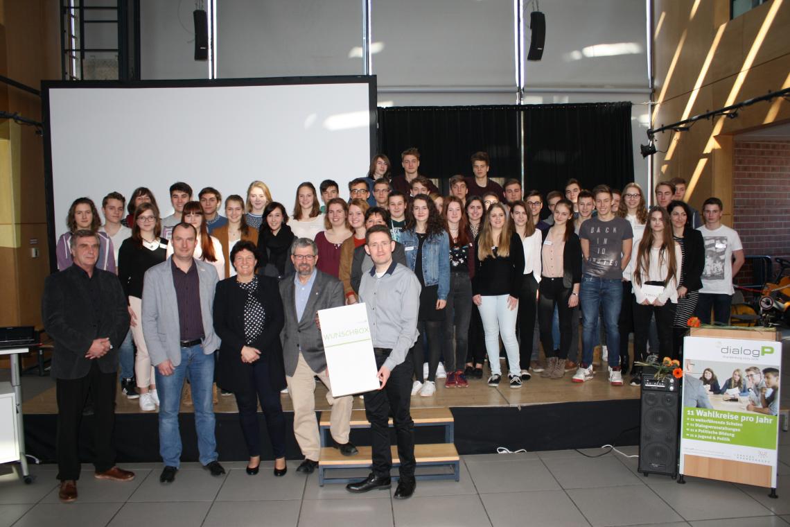 Abgeordnete mit Schülerinnen und Schülern des Projektes dialogP am Paulus-Praetorius-Gymnasium Bernau