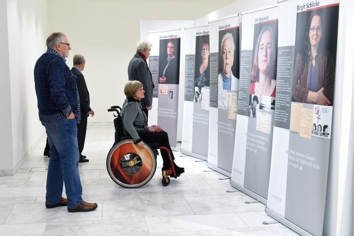 Blick in den Ausstellungsbereich mit Besuchern der Ausstellungeröffnung.