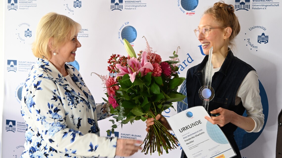 Landtagspräsidentin Prof. Dr. Ulrike Liedtke (l.) gratuliert der diesjährigen Preisträgerin, der Linguistin Dr. Friederike Charlotte Hechler.