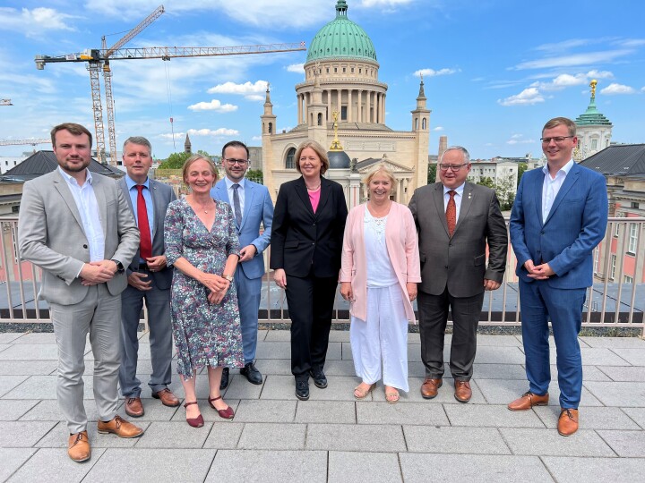 Gruppenfoto mit Abgeordneten auf der Dachterrasse des Landtages, v. l. n. r.: Daniel Keller (SPD), Matthias Stefke (BVB / FREIE WÄHLER), Petra Budke (BÜNDNIS 90/DIE GRÜNEN), Dr. Jan Redmann (CDU), Bundestagspräsidentin Bärbel Bas, Landtagspräsidentin Prof. Dr. Ulrike Liedtke, Steffen Kubitzki (AfD) und Sebastian Walter (DIE LINKE)