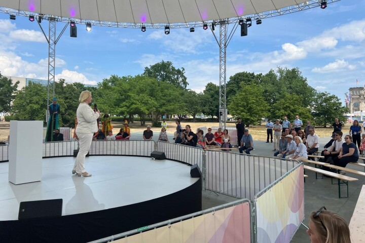 Blick in die Besuchereihen während des Grußwortes der Landtagspräsidentin Prof. Dr. Ulrike Liedtke zum Demokratiefest in Berlin