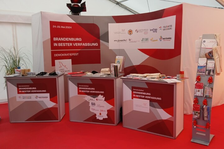 Stand des Landtages auf dem Demokratiefest im Brandenburgzelt