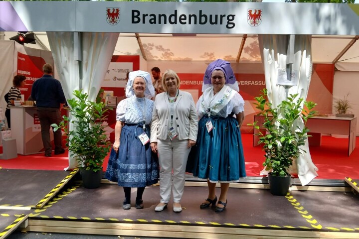 Landtagspräsidentin Prof. Dr. Ulrike Liedtke (m.) mit der Vorsitzenden des Rates für die Angelegenheiten der Sorben/Wenden Kathrin Schwella (r.) und der Ausschussreferentin Birgit Ginkel (l.)