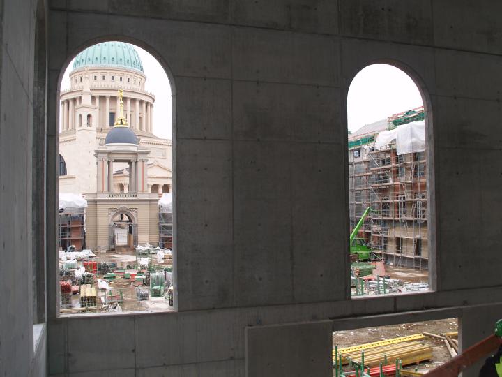 Blick aus dem Gebäude auf die Nikolaikirche.