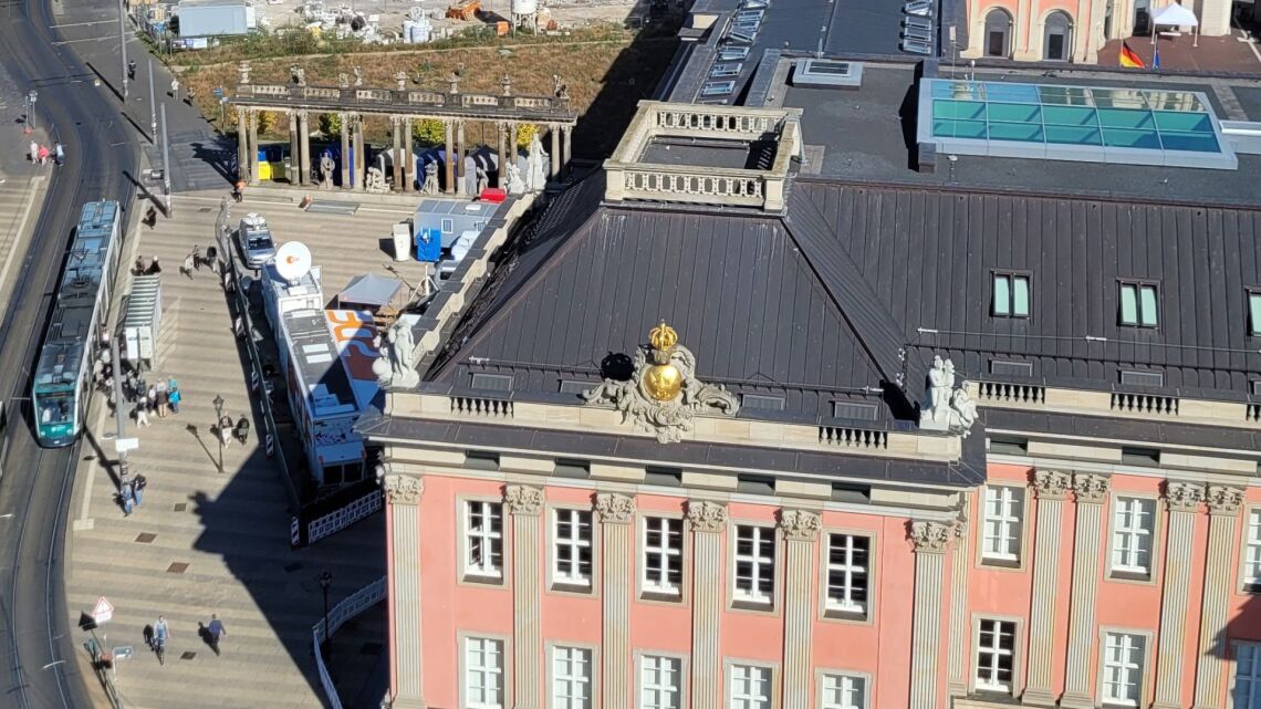 Blick auf das Landtagsgebäude und die Produktionsflächen der Medientechnik im Landtagsumfeld