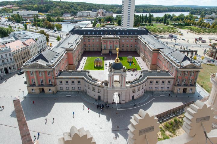 Blick von der Nikolaikirche auf den Landtag