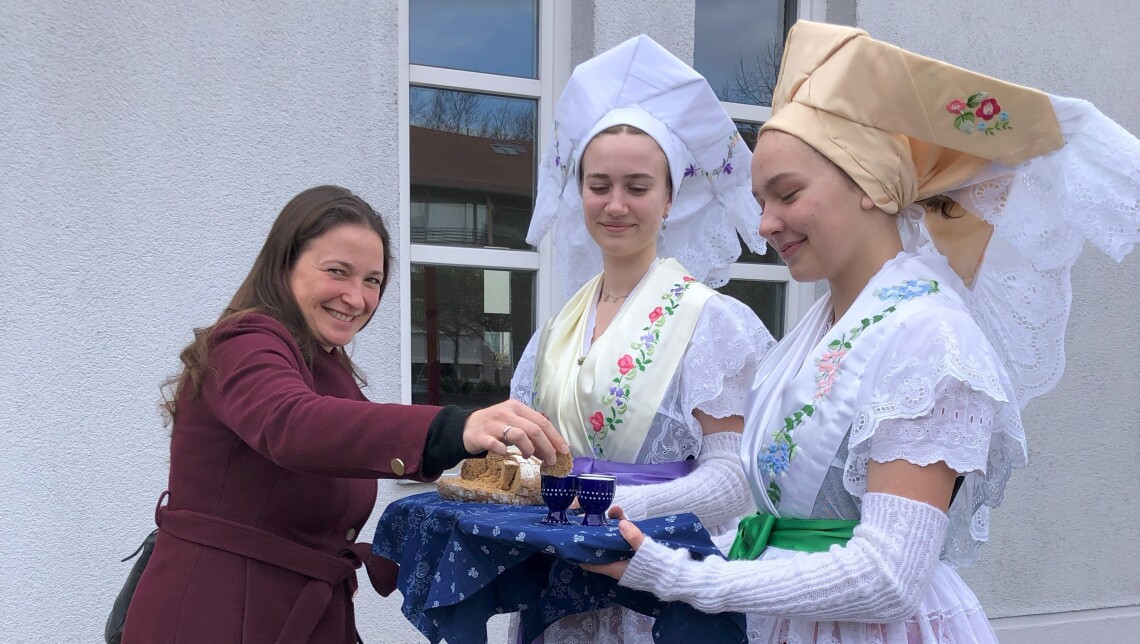 Begrüßung durch die Schülerinnen und Schüler des Gymnasiums in sorbischer Festtracht mit Brot und Salz