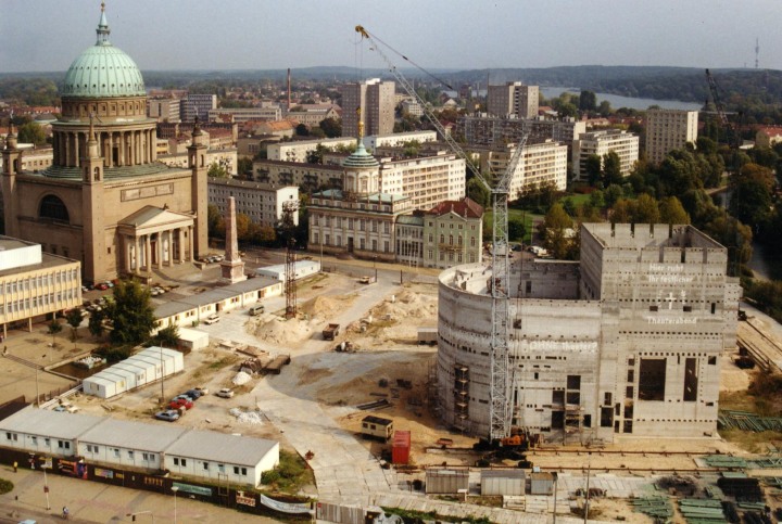 Nach dem Abriss des Stadtschlosses: Blick vom Interhotel „Potsdam“ auf den Alten Markt (mit kurzlebigem Theater-Rohbau), 1991