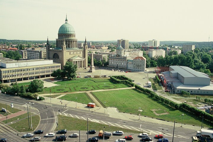 Anstelle des Schlosses eine Freifläche: Blick vom Hotel Mercure auf den Alten Markt, Juni 1998