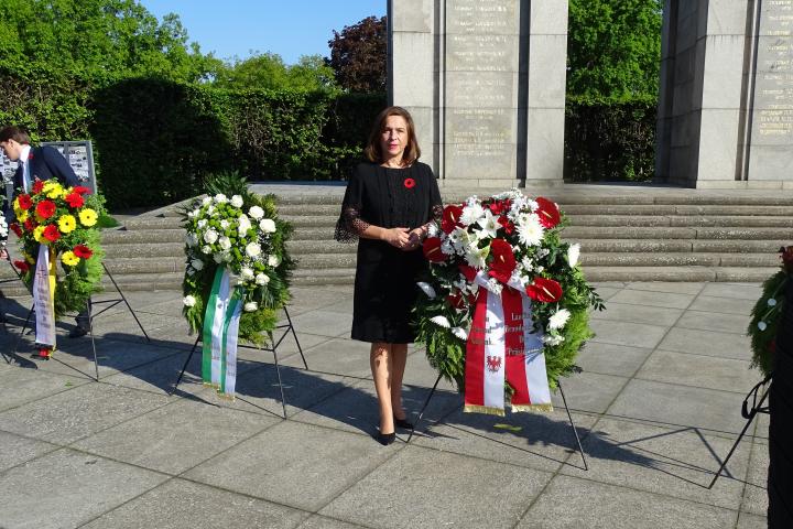 Vizepräsidentin Barbara Richstein nahm in Berlin an einer Kranzniederlegung der Botschaft der Ukraine anlässlich des 75. Jahrestages des Kriegsendes am Sowjetischen Ehrenmal Tiergarten teil.